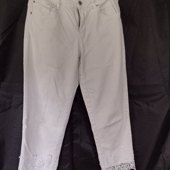 Earl White Capri Jean’s with Embroidered Hem - Picture 1 of 5